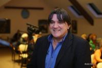 "Неко је овде луд" је збирка прича Недељка Попадића