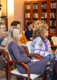 Laura Barna, „Frau Beta”