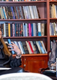 Laura Barna, „Frau Beta”