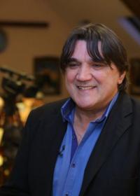 "Неко је овде луд" је збирка прича Недељка Попадића