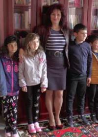 Школарци из општине Кнић и завичајна књижевница Мирјана Ранковић Луковић