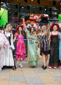 Летњи улични ерски кабаре