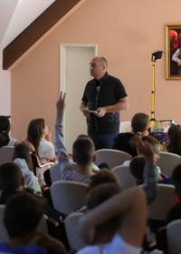 Дружење основаца са писцем за децу и одрасле Бојаном Љубеновићем