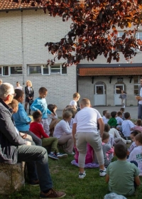 ДРУЖЕЊЕ ДЕЦЕ СА ПЕСНИКОМ АЛЕКСАНДРОМ ЈАЊУШЕВИЋЕМ