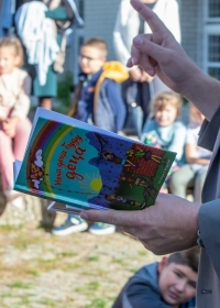 ДРУЖЕЊЕ ДЕЦЕ СА ПЕСНИКОМ АЛЕКСАНДРОМ ЈАЊУШЕВИЋЕМ