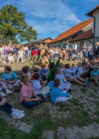 ДРУЖЕЊЕ ДЕЦЕ СА ПЕСНИКОМ АЛЕКСАНДРОМ ЈАЊУШЕВИЋЕМ