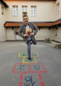 ДРУЖЕЊЕ ДЕЦЕ СА ПЕСНИКОМ АЛЕКСАНДРОМ ЈАЊУШЕВИЋЕМ