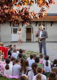 ДРУЖЕЊЕ ДЕЦЕ СА ПЕСНИКОМ АЛЕКСАНДРОМ ЈАЊУШЕВИЋЕМ