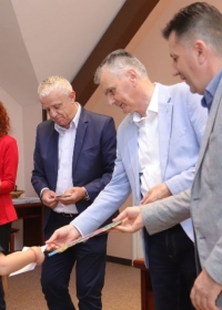 Додела пригодних поклона ђацима првацима