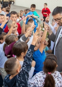 ДРУЖЕЊЕ ДЕЦЕ СА ПЕСНИКОМ АЛЕКСАНДРОМ ЈАЊУШЕВИЋЕМ