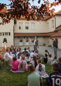 ДРУЖЕЊЕ ДЕЦЕ СА ПЕСНИКОМ АЛЕКСАНДРОМ ЈАЊУШЕВИЋЕМ